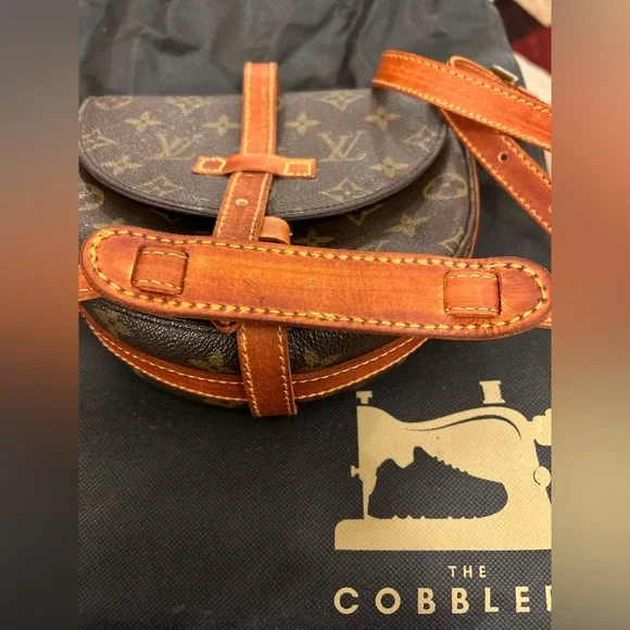 Louis Vuitton Crossbody bag. Looking for a new home. - Picture 3 of 11